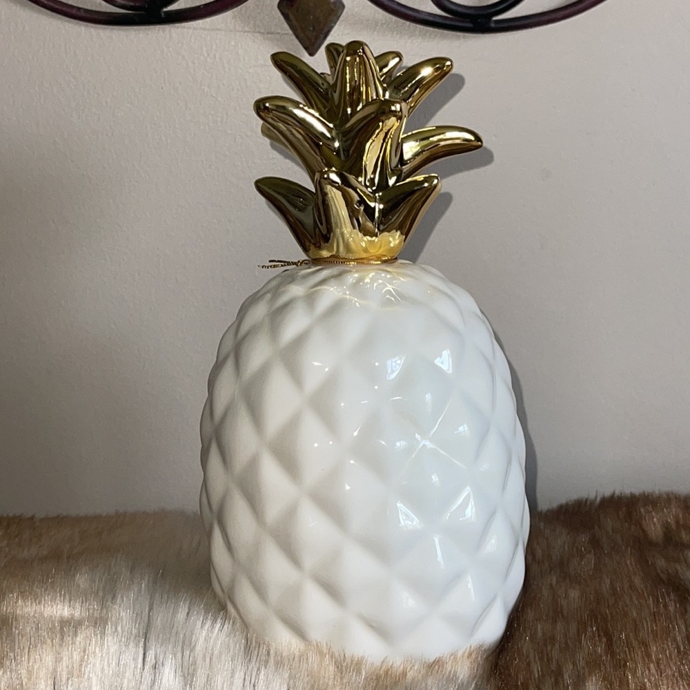Hazel & Co. White and Gold Crown Ceramic Pineapple Figurine Decor - Picture 9 of 16